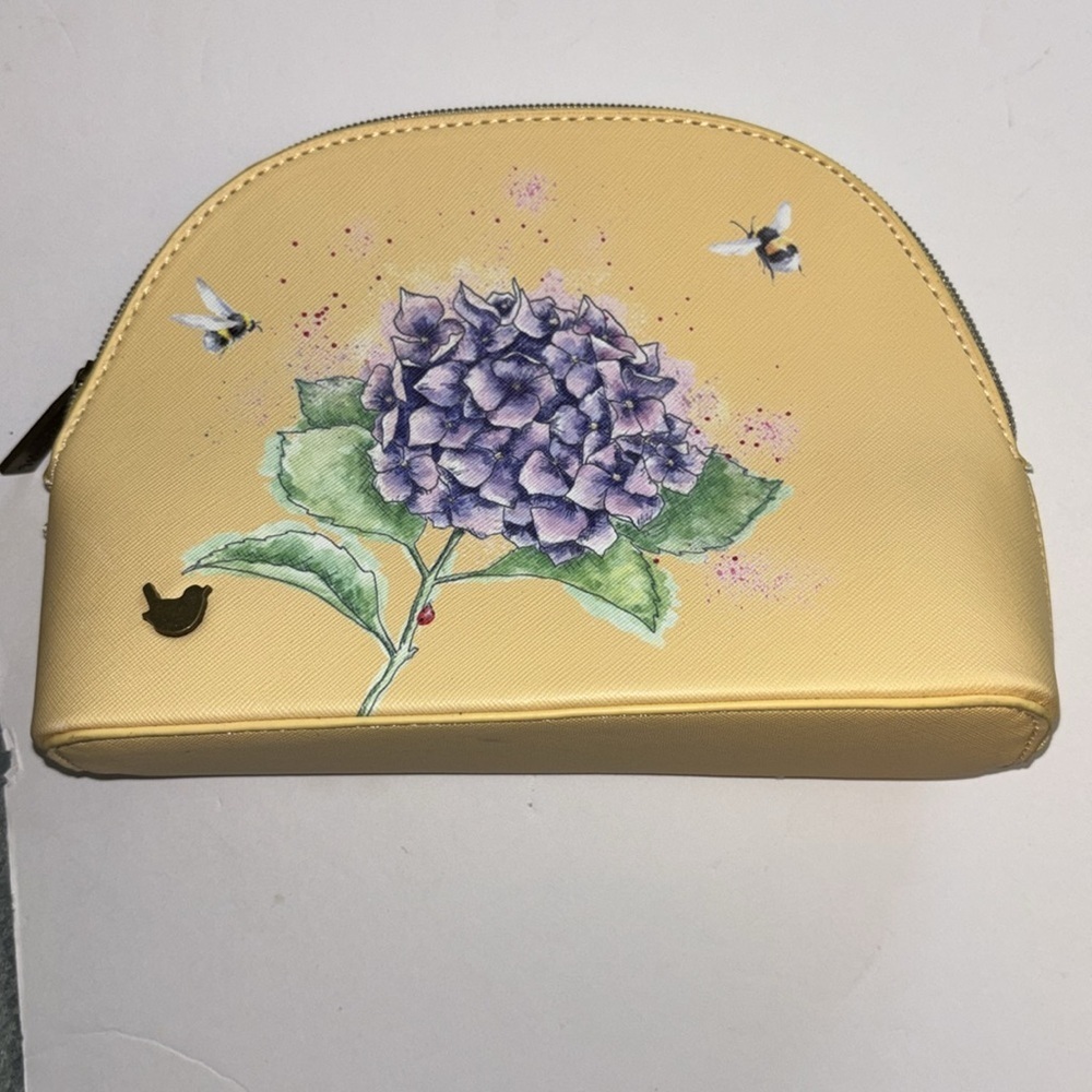 WRENDALE BRAND YELLOW HYDRANGEA WITH BEES AND LADYBUG DESIGN
VINYL ZIP CLOSURE